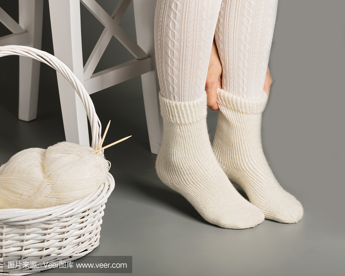 女脚在白色针织丝袜和袜子