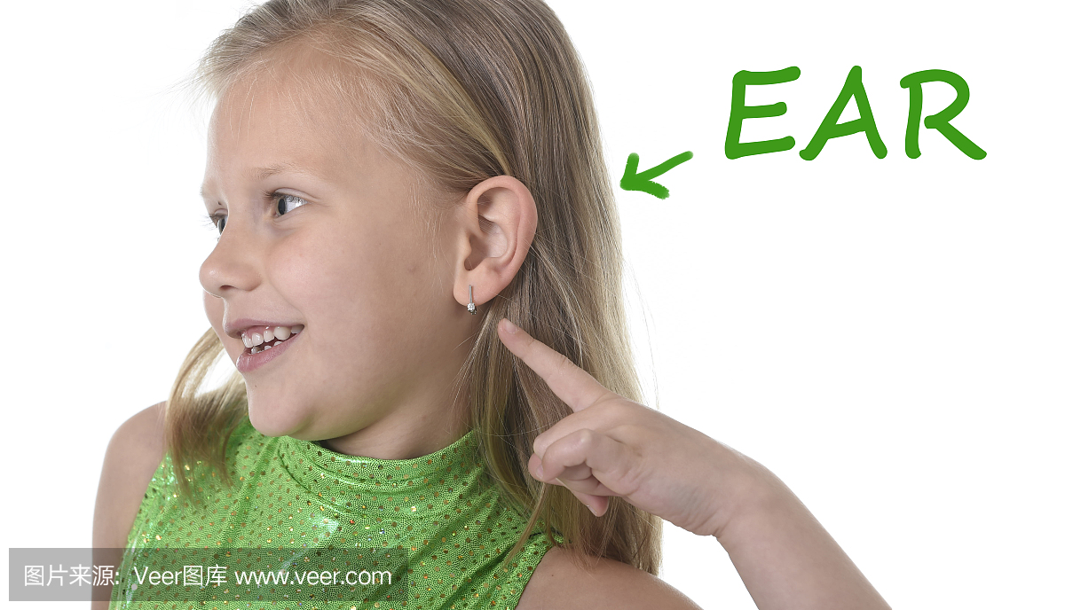 年轻的女生指着耳朵在身体部位学习英文单词