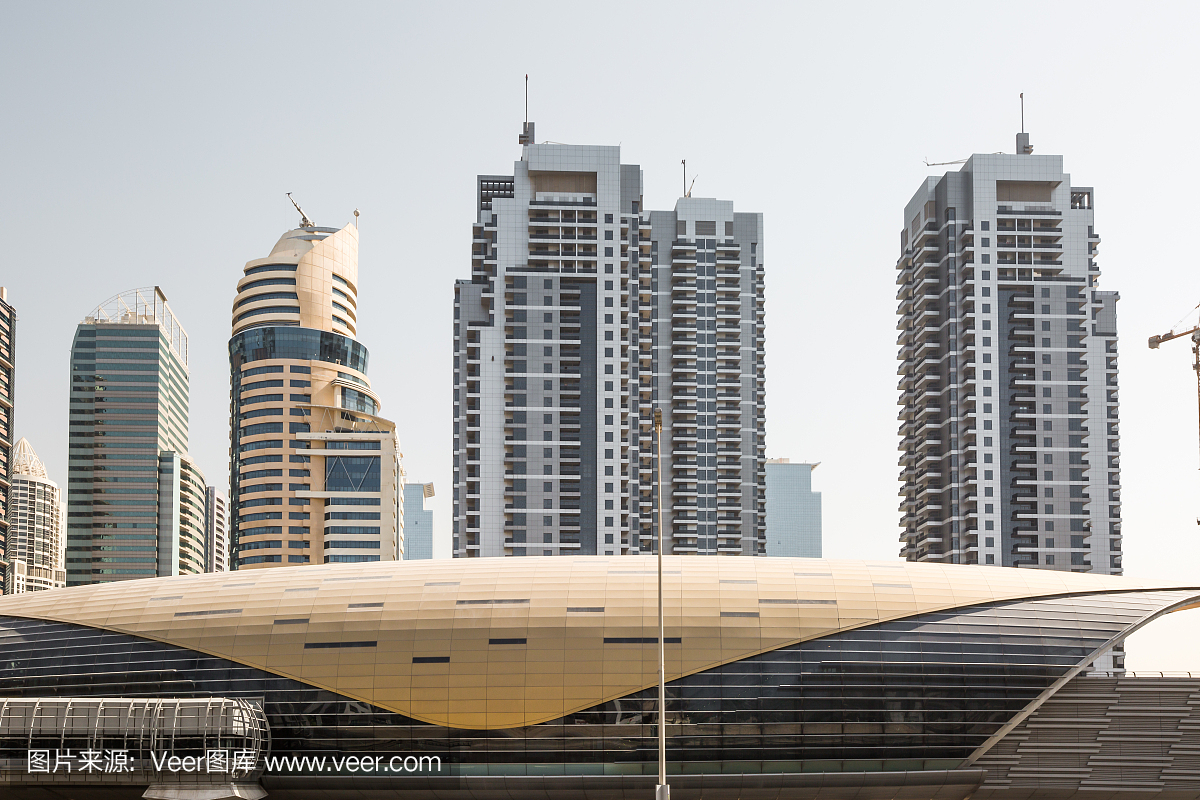 未来派地铁车站和迪拜的天际线