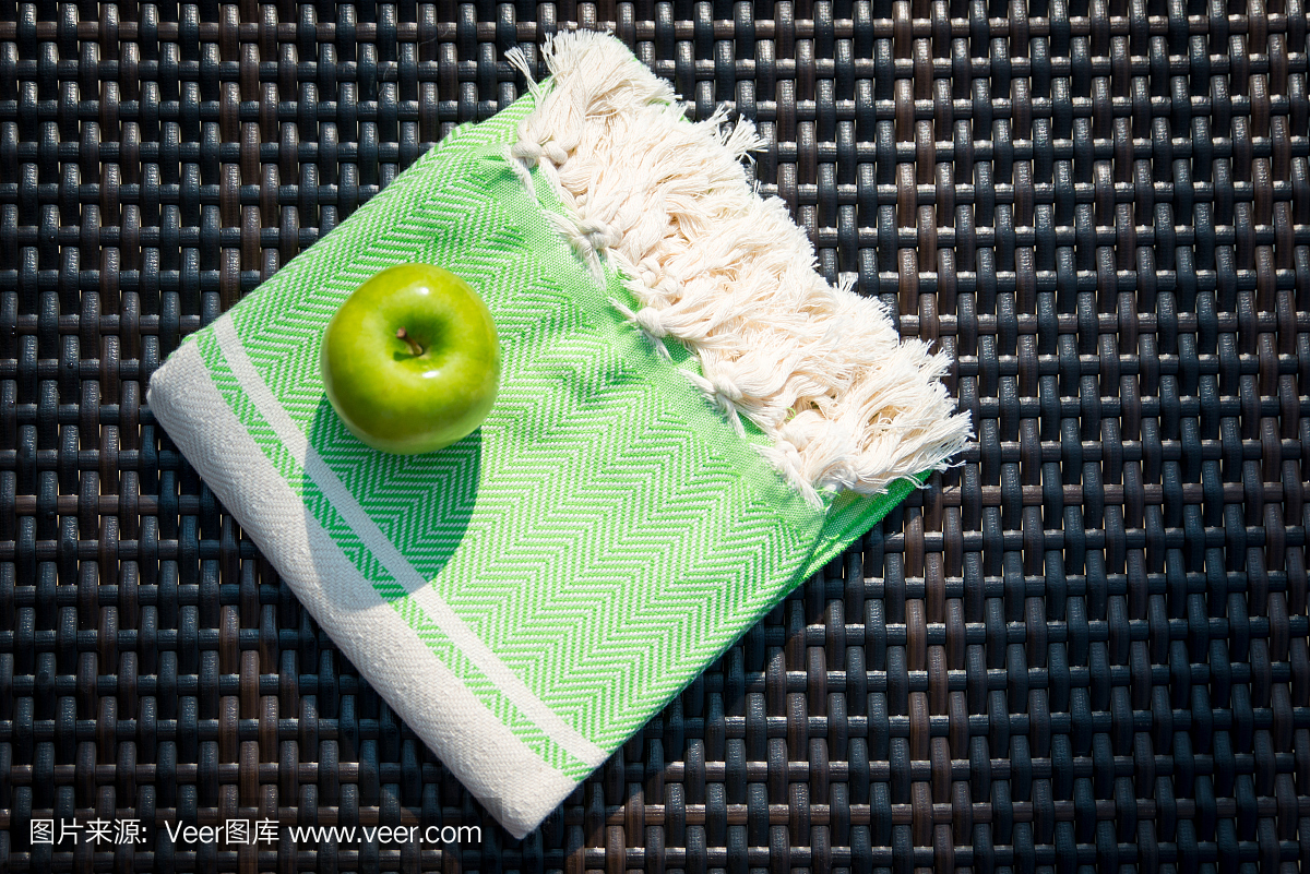 个白色和绿色土耳其peshtemal \/毛巾和青苹果在