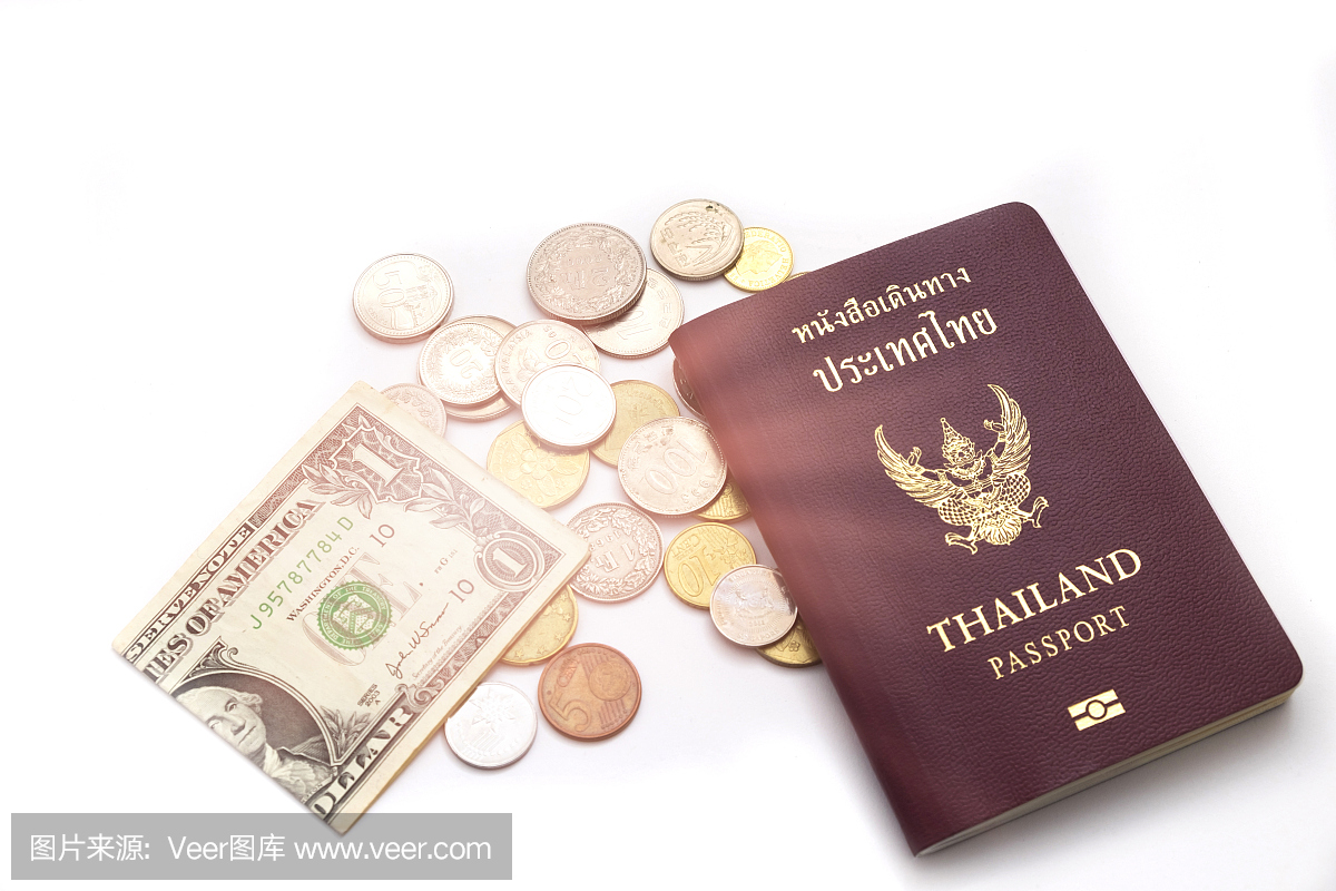 护照放在各种尺寸的硬币堆栈和有一个美元现金