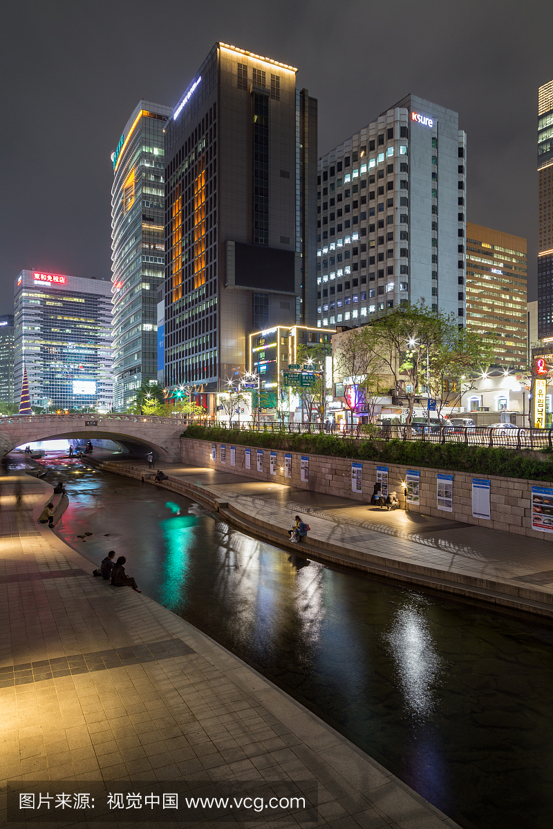 清朝川溪和建筑物在首尔市中心,韩国傍晚的景