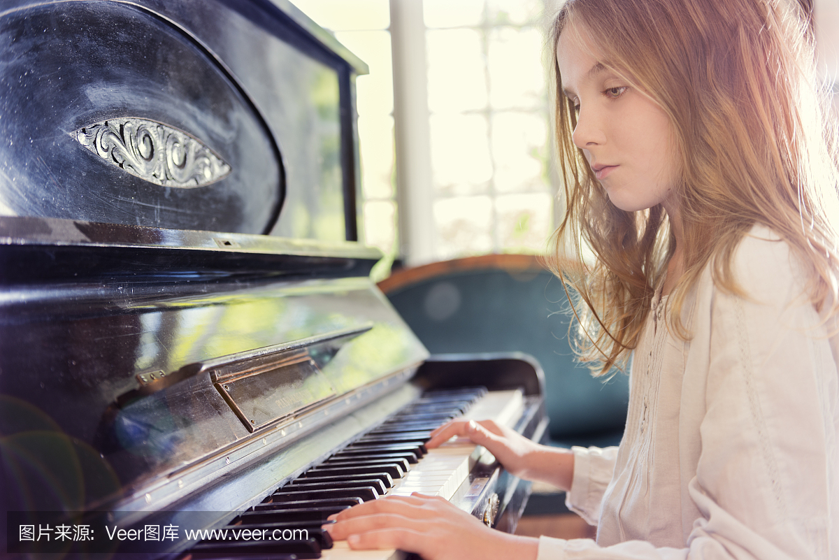十年前的女孩弹钢琴在明亮的阳光房间