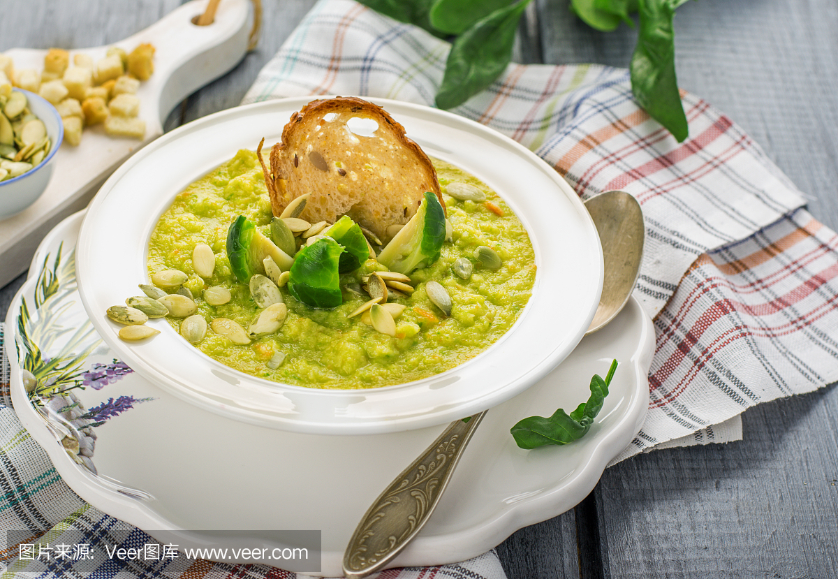 厚的蔬菜汤泥浆与布鲁塞尔芽菜,油煎面包子,南瓜籽