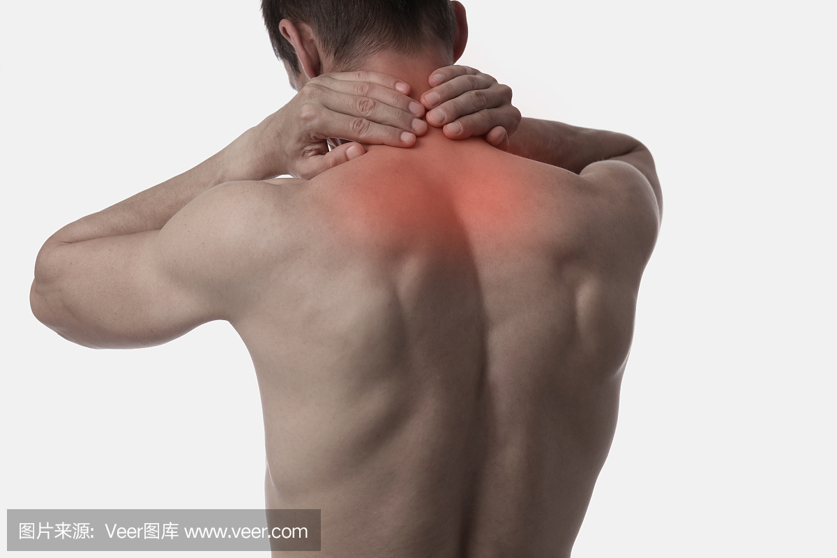 遭受孤立在白色背景上的背部和颈部疼痛的人。
