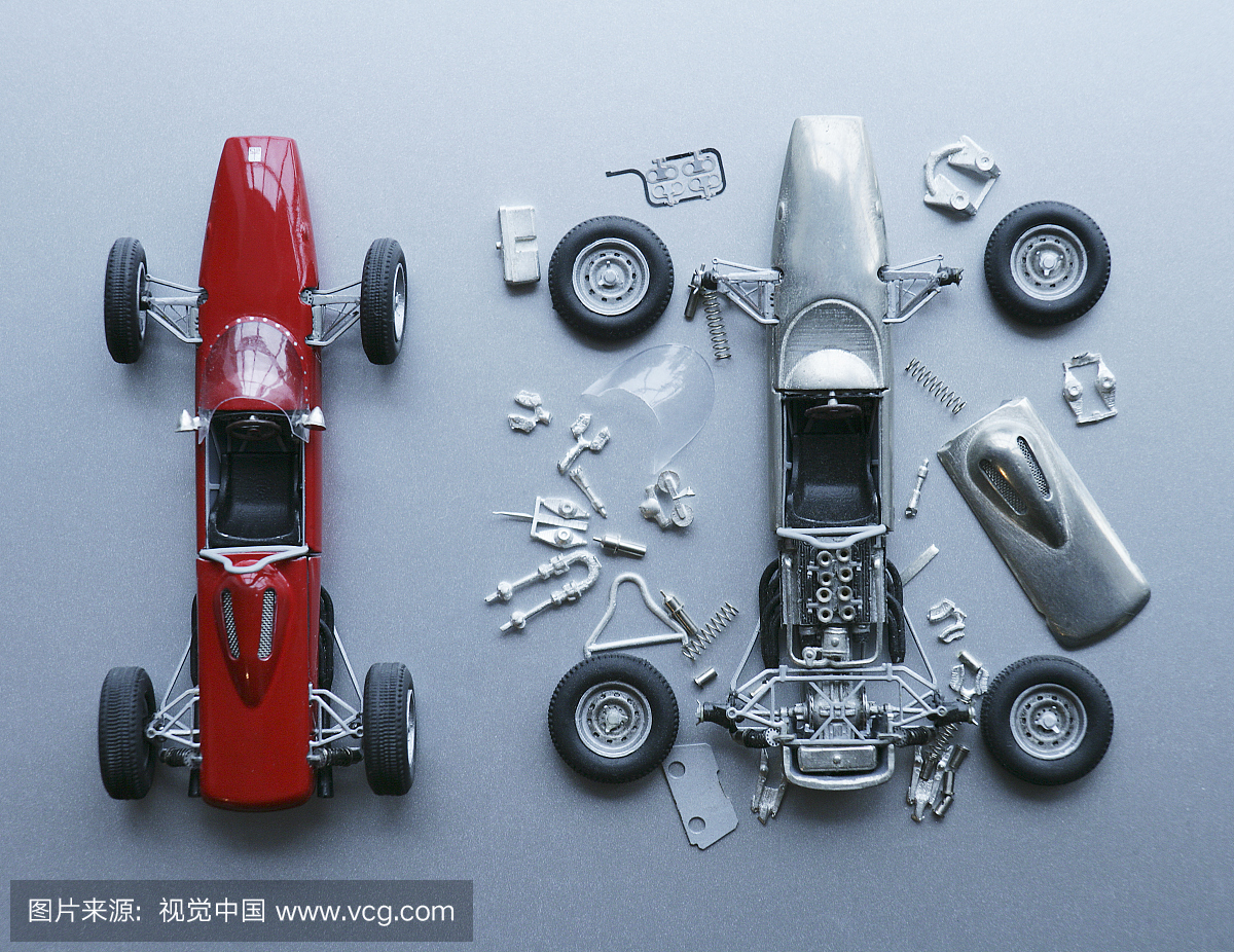 两个玩具车,一个组装,一个在碎片,特写,俯视图