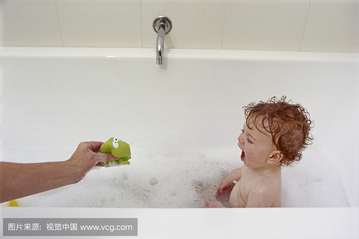 13个月大的男孩在洗澡时被展示了一个玩具