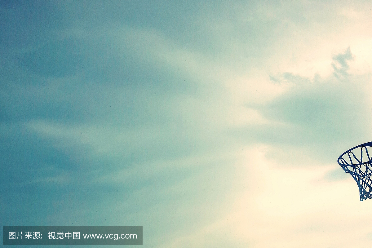 篮球对阵天空的裁剪图像