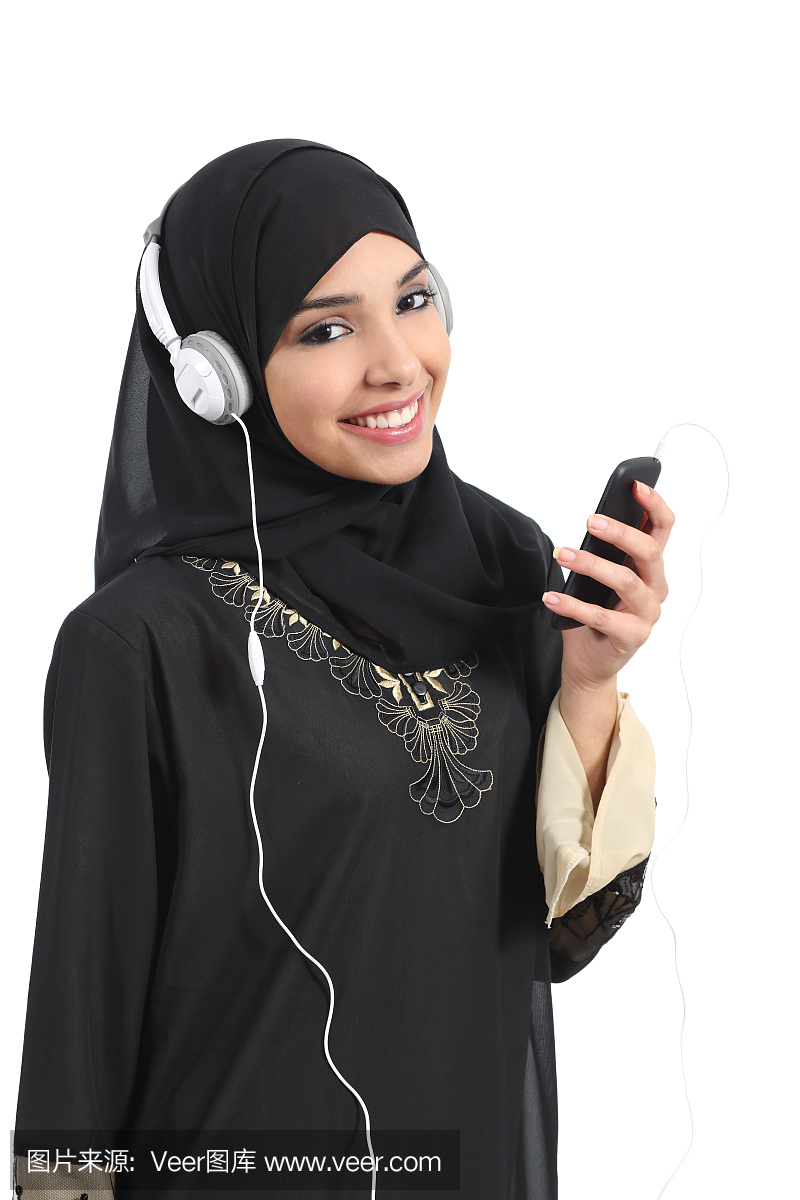 沙特阿拉伯妇女从智能手机听音乐