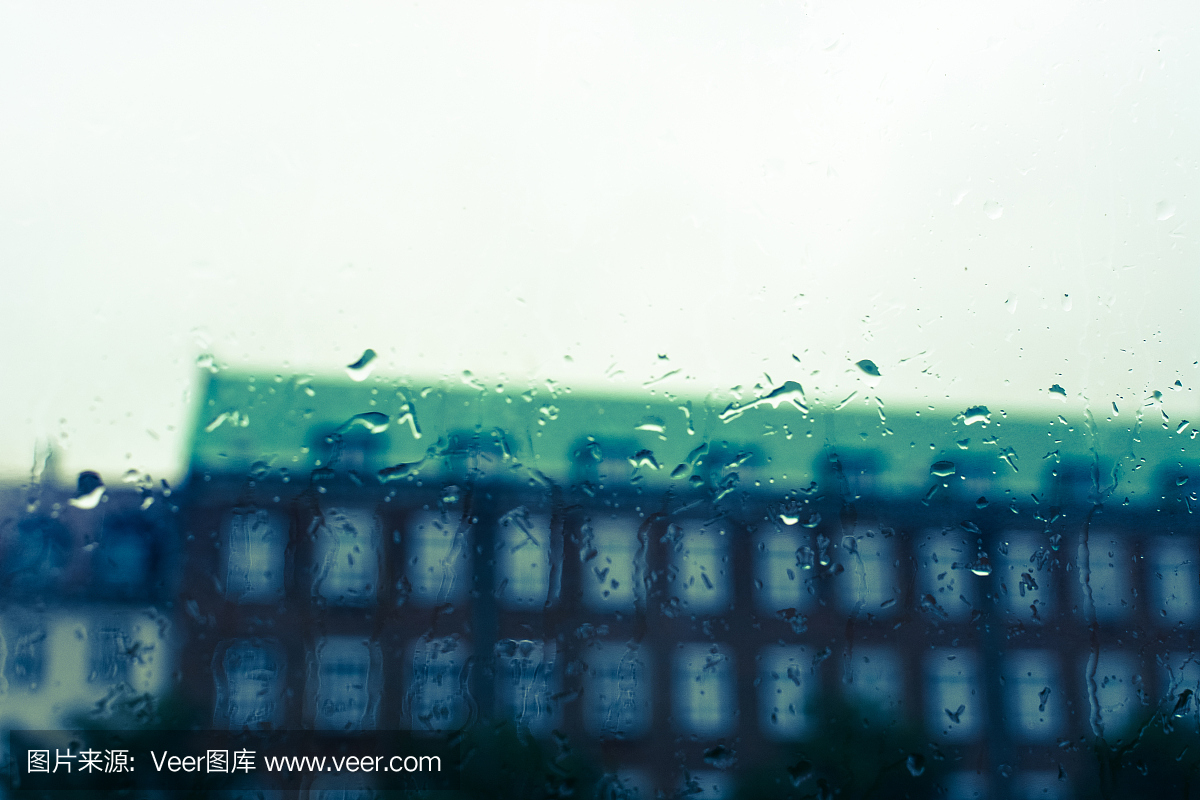 与雨滴在窗口后面的老建筑