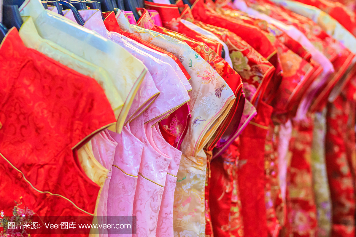 美丽的旗袍(旗袍连衣裙或中国服饰)为妇女在夜