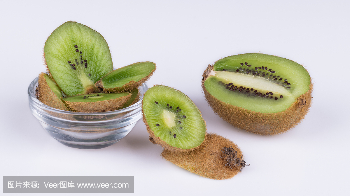 切成棕色皮肤的猕猴桃片。模糊猕猴桃。美味猕