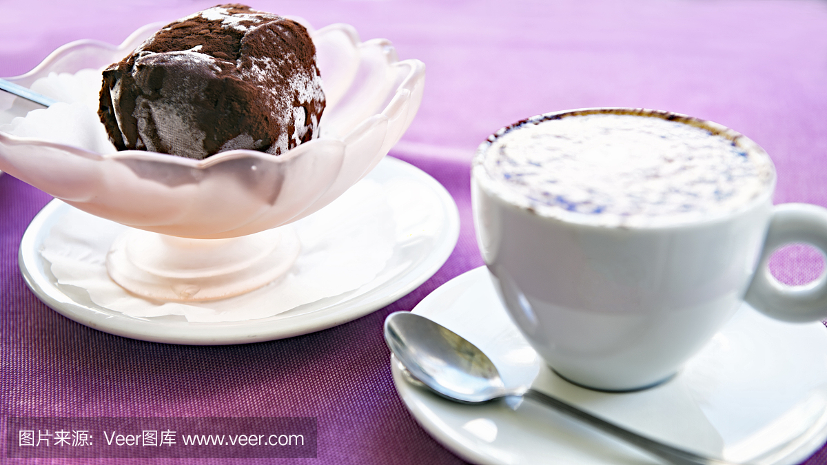 意大利特色:卡布奇诺咖啡和一杯可可粉搭配的