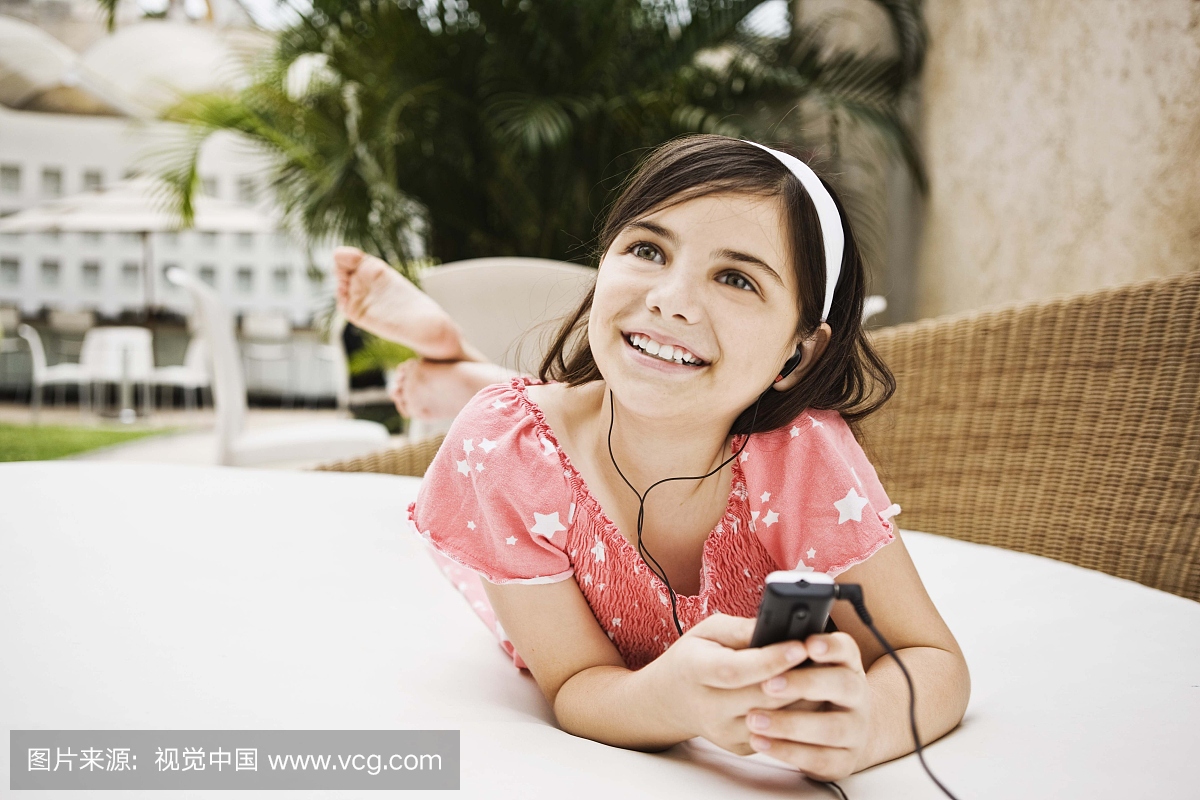 女孩与数字音乐播放器