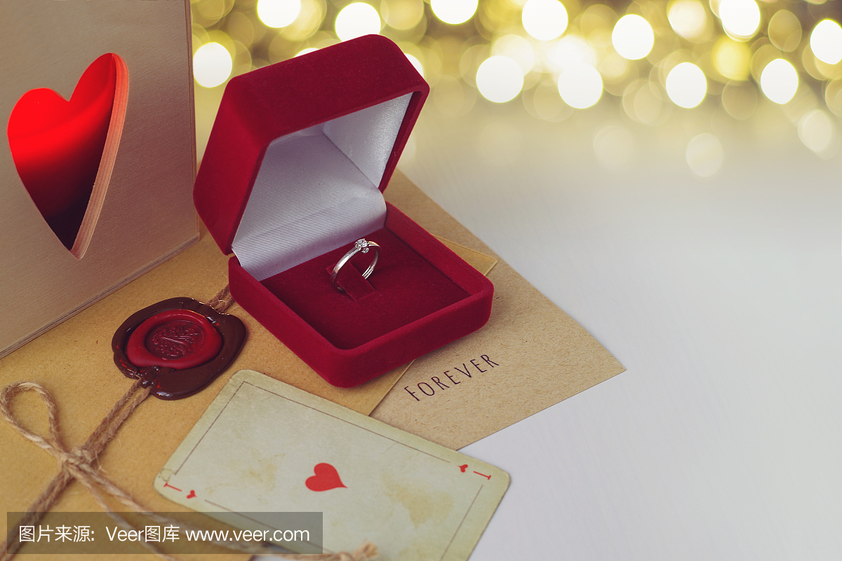 订婚戒指在一个红色的天鹅绒盒子里