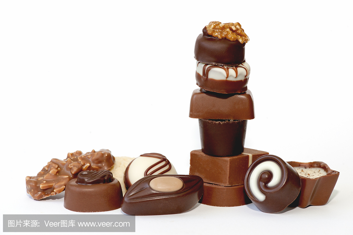 各种各样的巧克力糖果在白色背景上