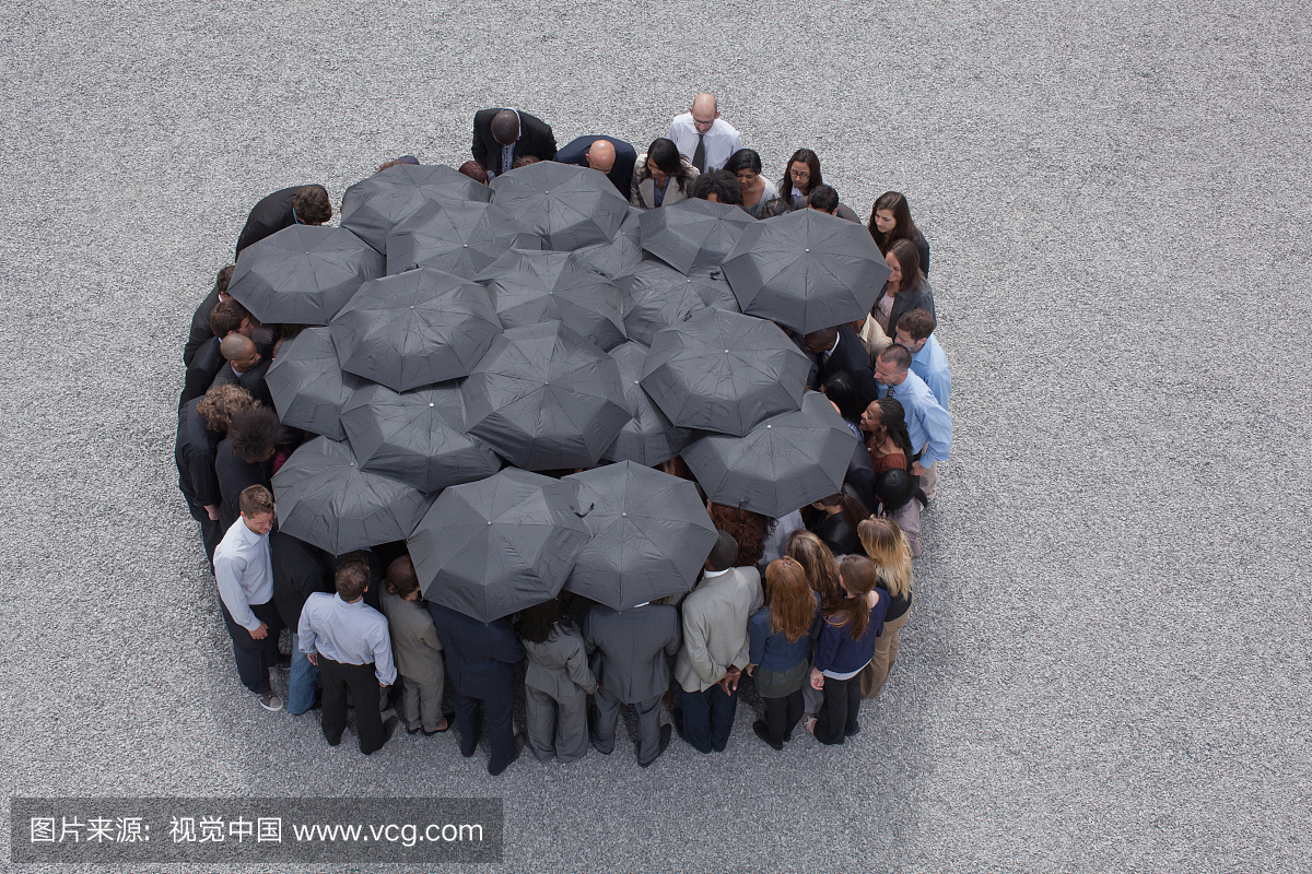 商业人士与雨伞组成的圈子
