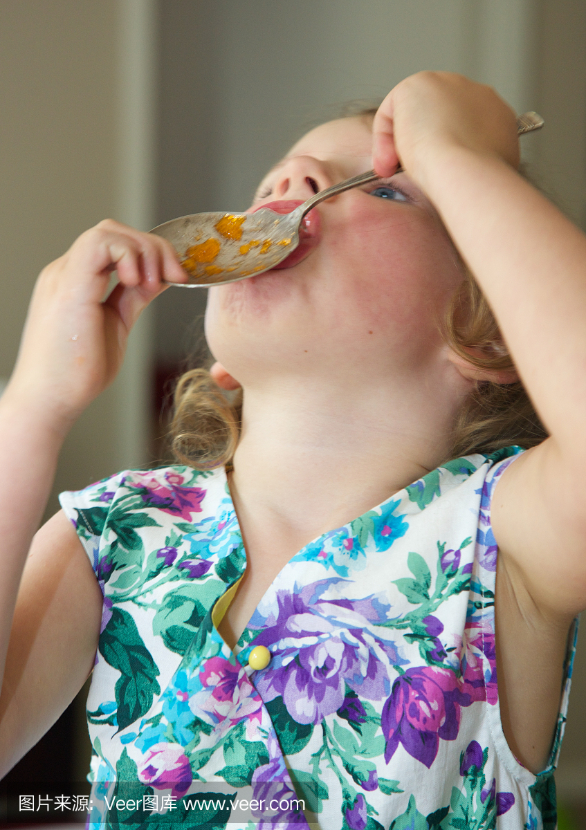 小孩玩得开心,从勺子吃果冻