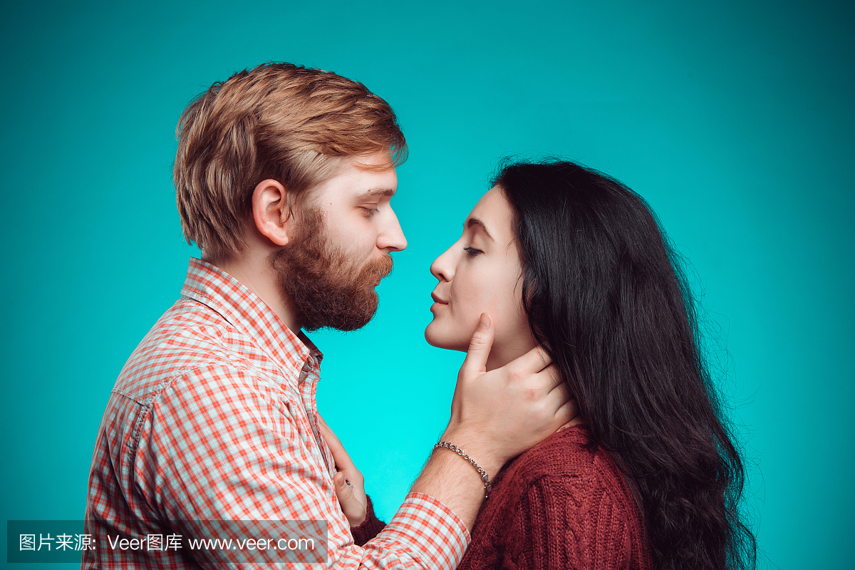 年轻的男人和女人亲吻