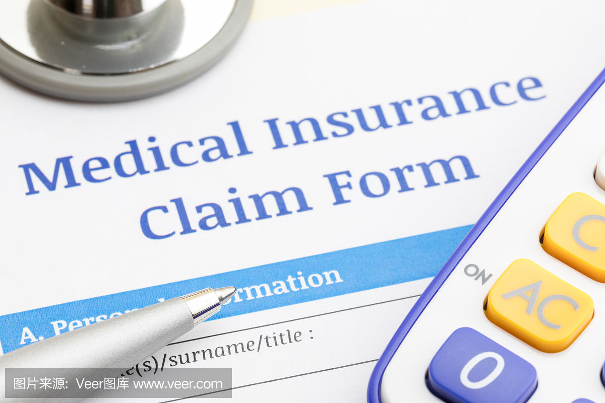 医疗保险索赔表,听诊器,笔和计算器符号为医疗