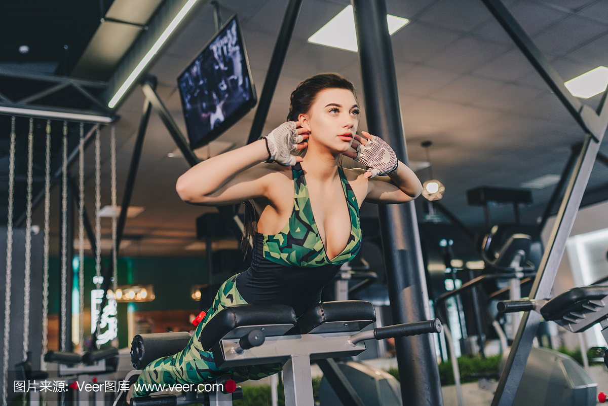 体育,v体育,美女,生活方式和观念的视频-做仰卧大的人们胸吸健美图片