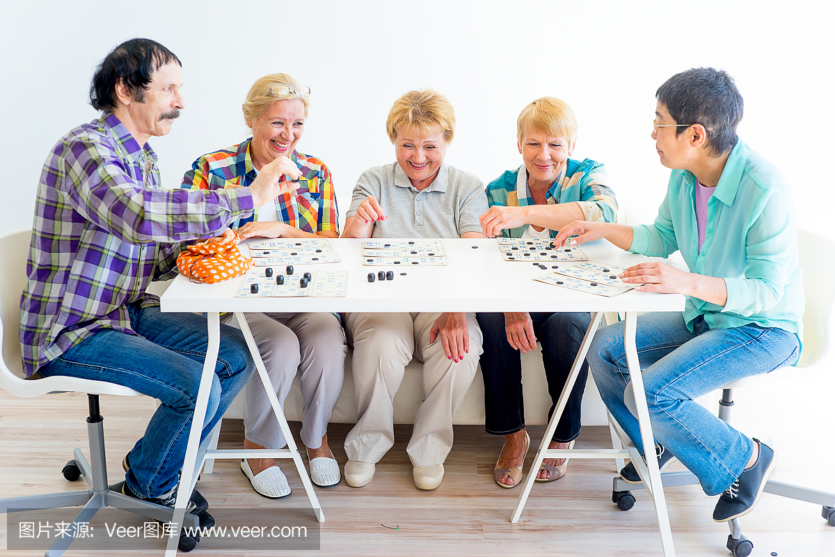 老年人玩宾果游戏