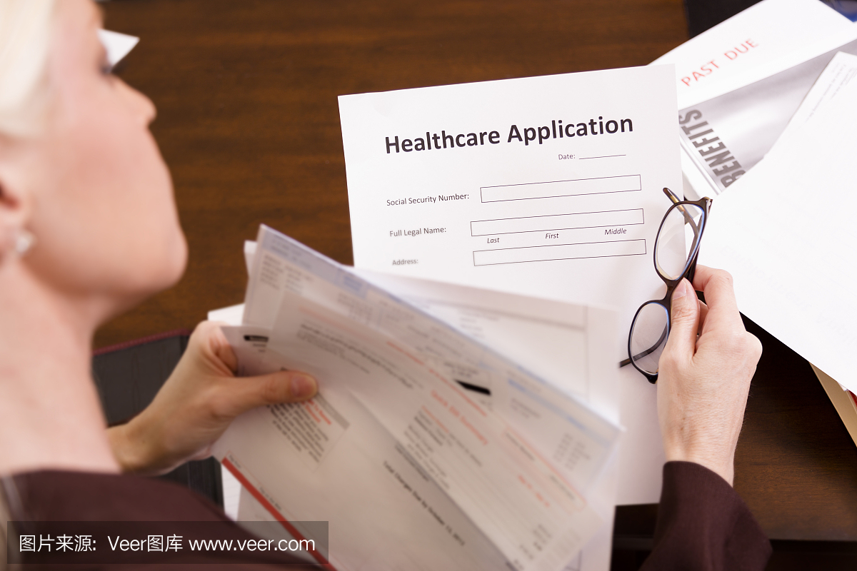 医疗保健:女人填写健康保险申请。