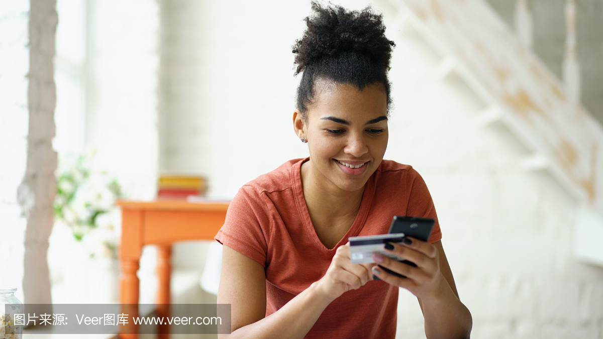 使用智能手机在线购物与信用卡在家庭生活方式