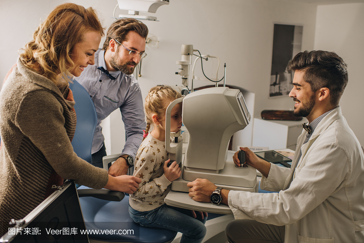 父母带着他们的小女儿到眼科医生进行视力检查