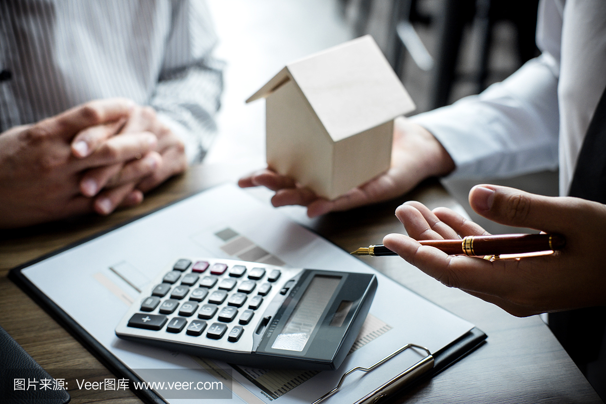 房地产经纪人正在分析和决定房地产贷款给客户