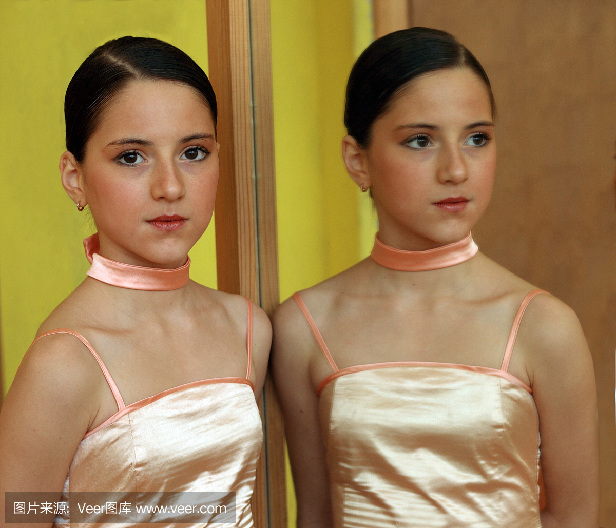 那个女孩在镜子里