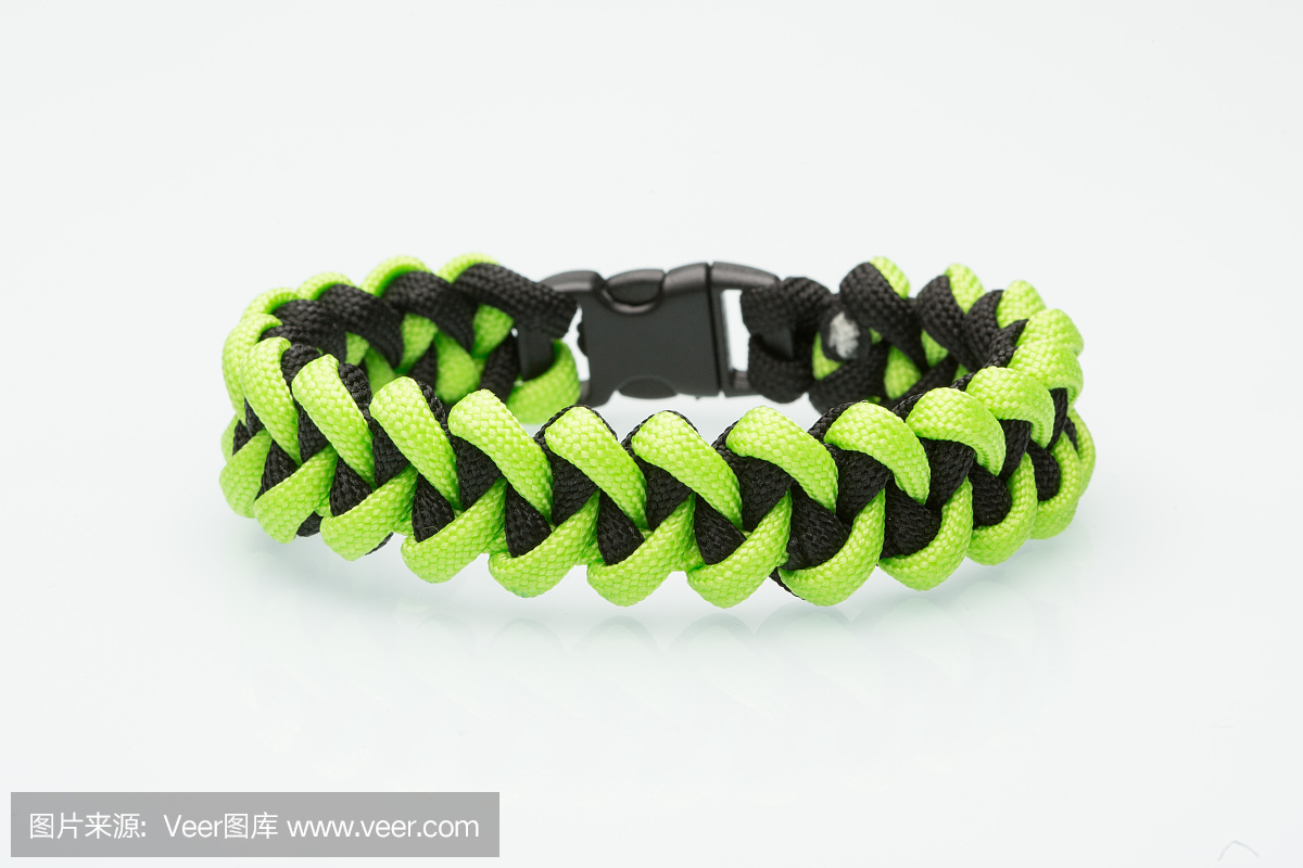 在白色背景上的绿色编织手镯