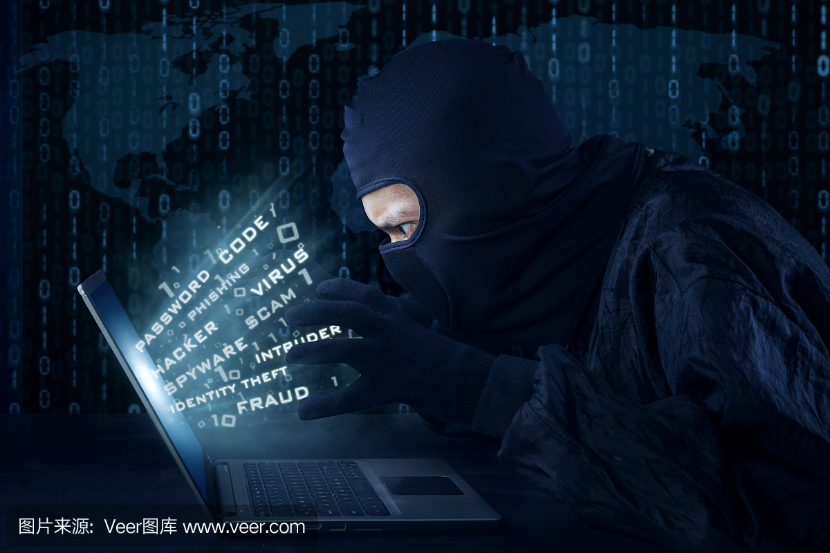 男性黑客与面具窃取信息