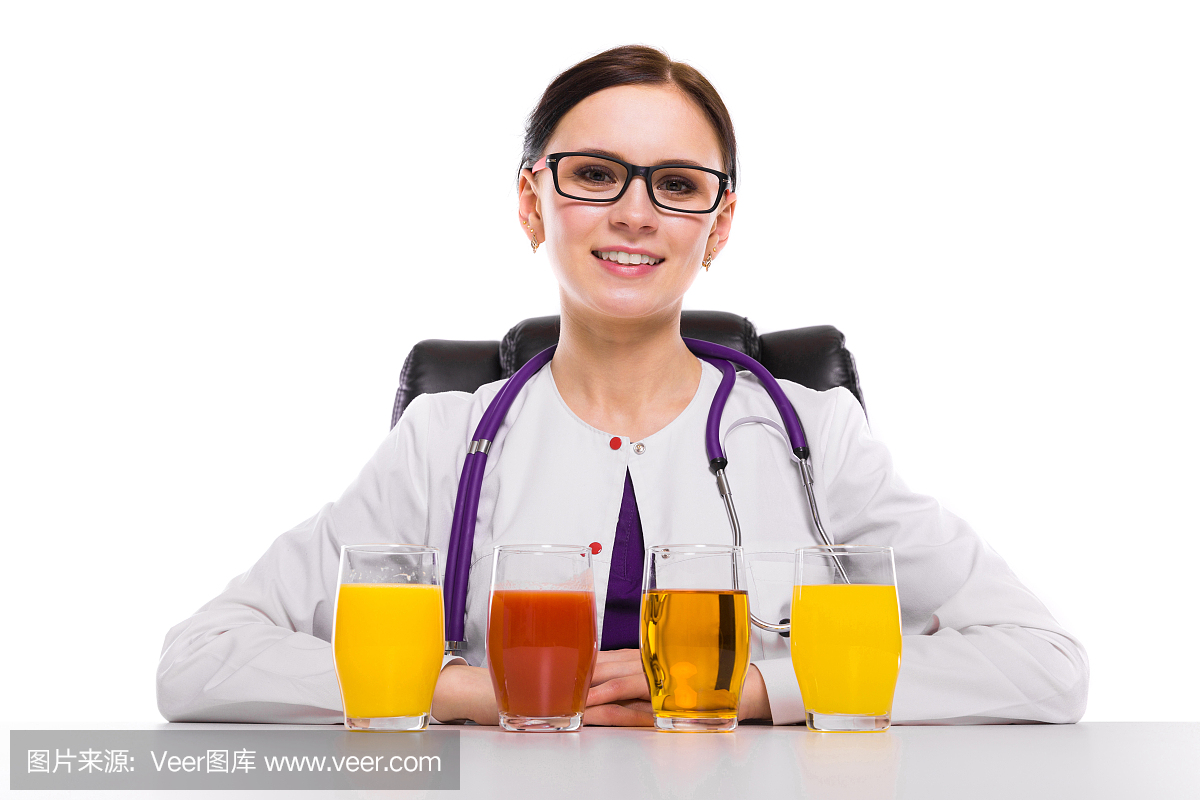女营养师坐在她的工作地点显示和提供玻璃的菠