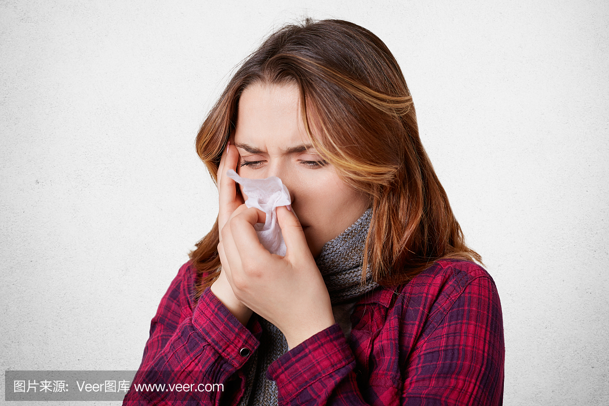 生病绝望的女人有流感,流鼻涕,手帕流鼻涕,头痛