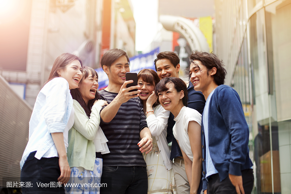 集团的年轻日本人用智能手机,涩谷,东京。