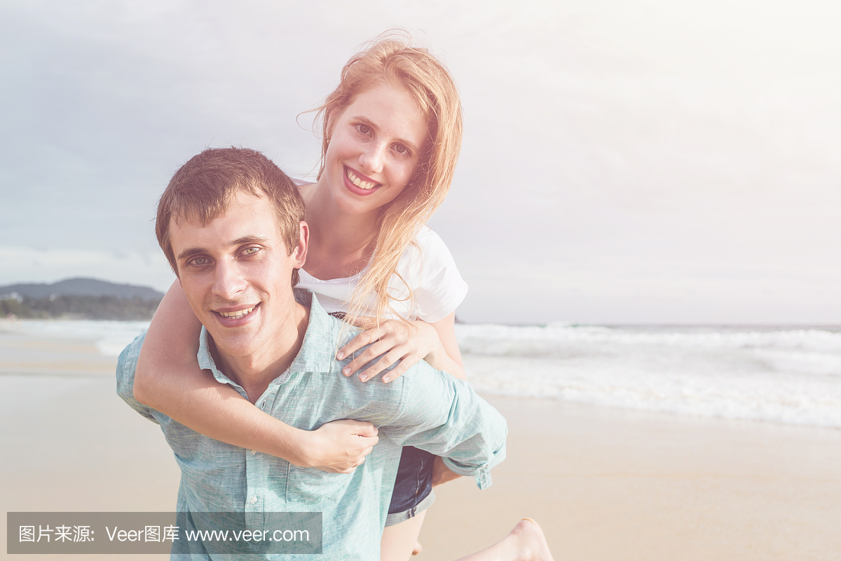 几个人或来自欧洲的旅游与快乐和放松时间在卡