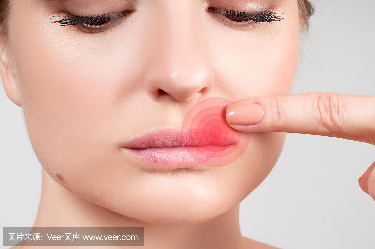 关闭受疱疹病毒影响的女性嘴唇