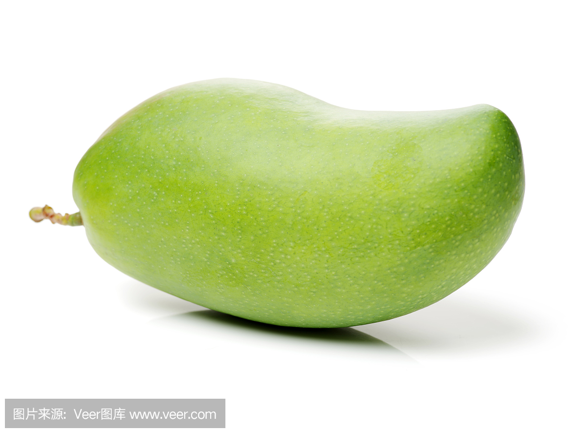 绿色芒果在白色背景上分离