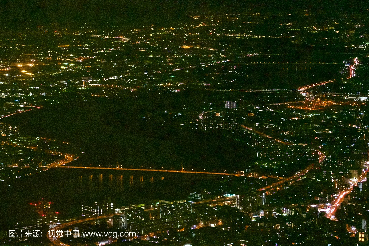 在日本大阪府的大阪市淀川河从飞机的夜间时间