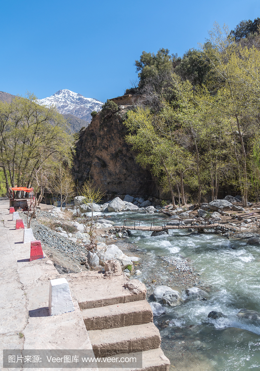 在摩洛哥柏柏尔村的一条小溪旁边