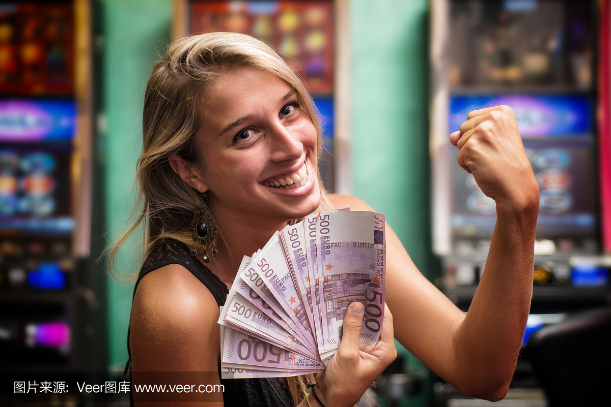 在赌场赢钱的女人在老虎机上。