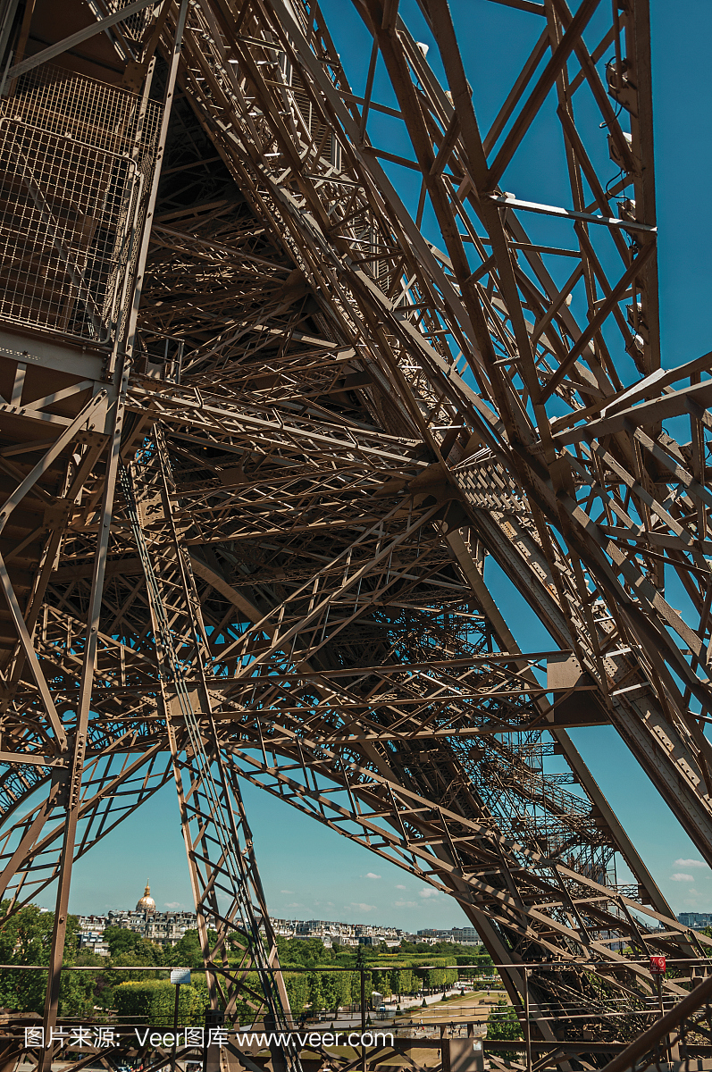艾菲尔铁塔的内部铁结构视图,与晴朗的蓝天在