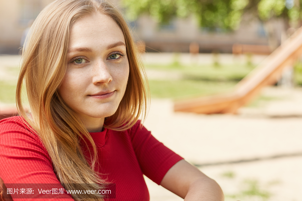 严重的白发女性与蓝色的眼睛和雀斑看起来悲伤