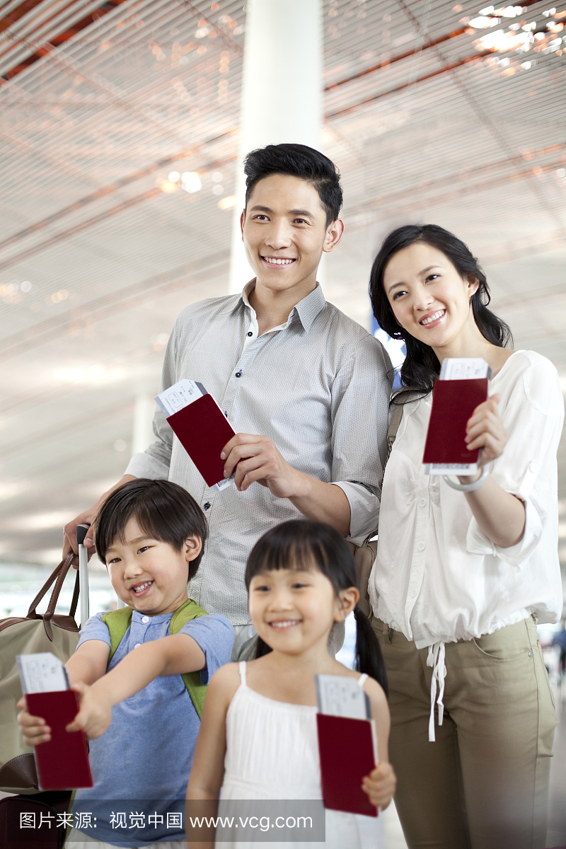 快乐一家人拿着护照和机票