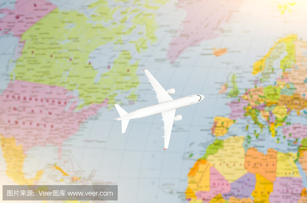 飞往欧洲旅行的象征性图像乘飞机地图