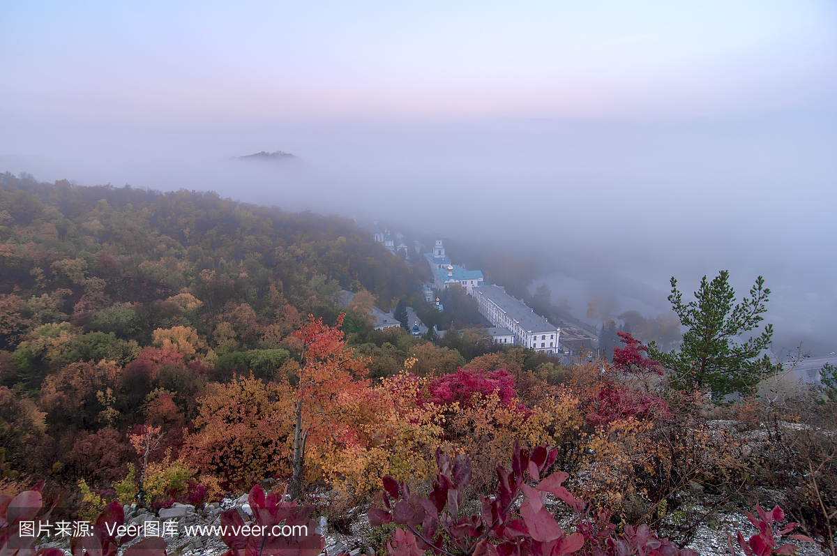 秋天风景,Svyatogorsk教堂在雾,顿涅茨克州