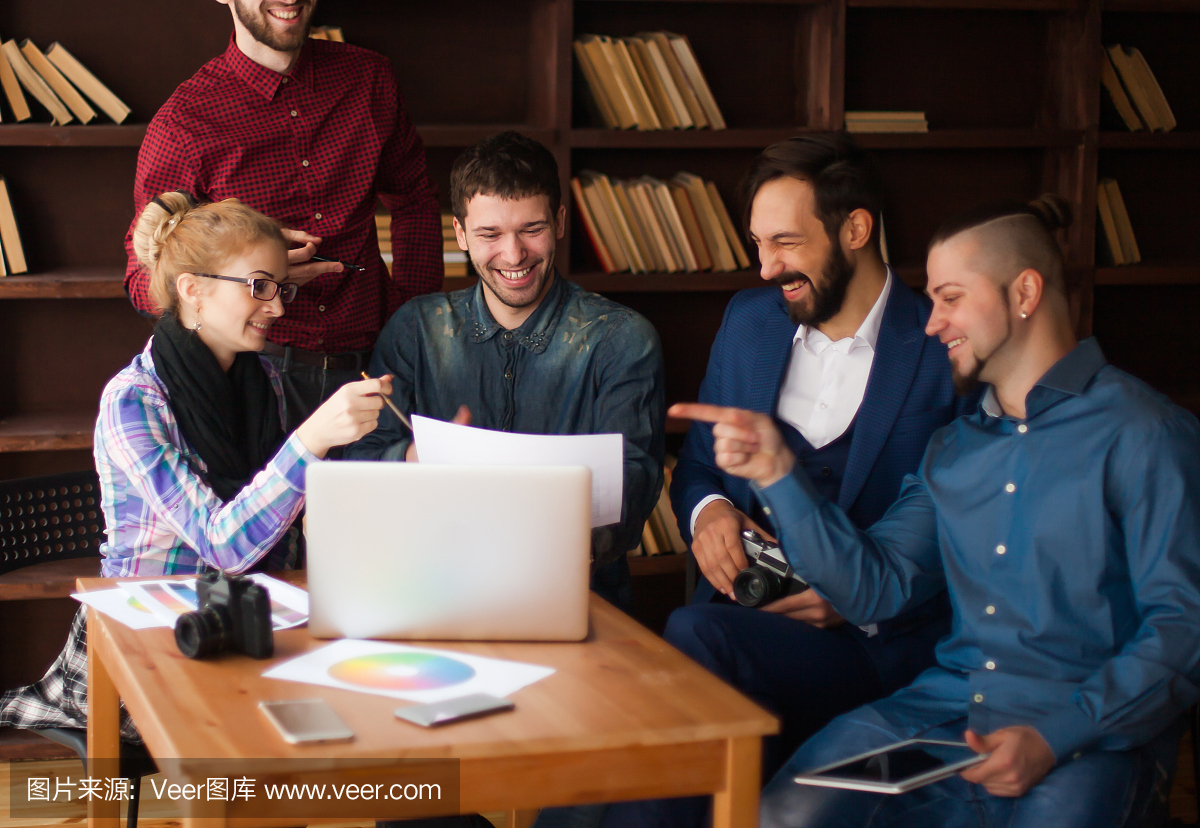 撰稿人团队讨论了一个新的广告项目