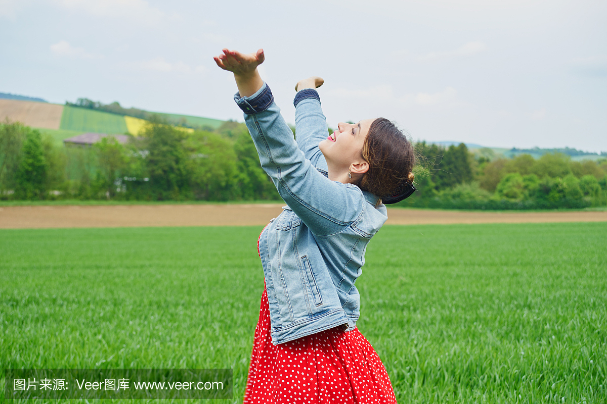 一个幸福的女人,开放的武器在自然界