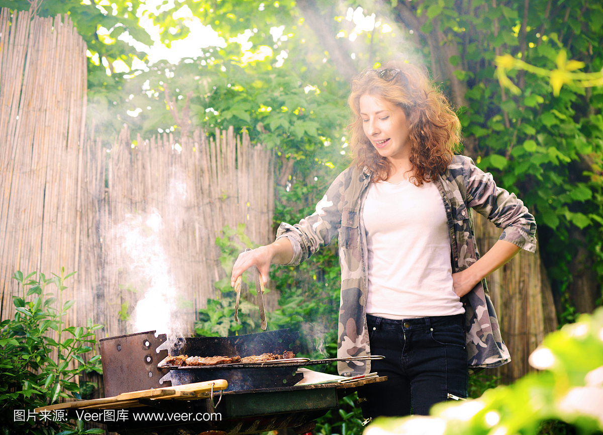 有魅力的女孩在晴天为朋友准备派对烧烤